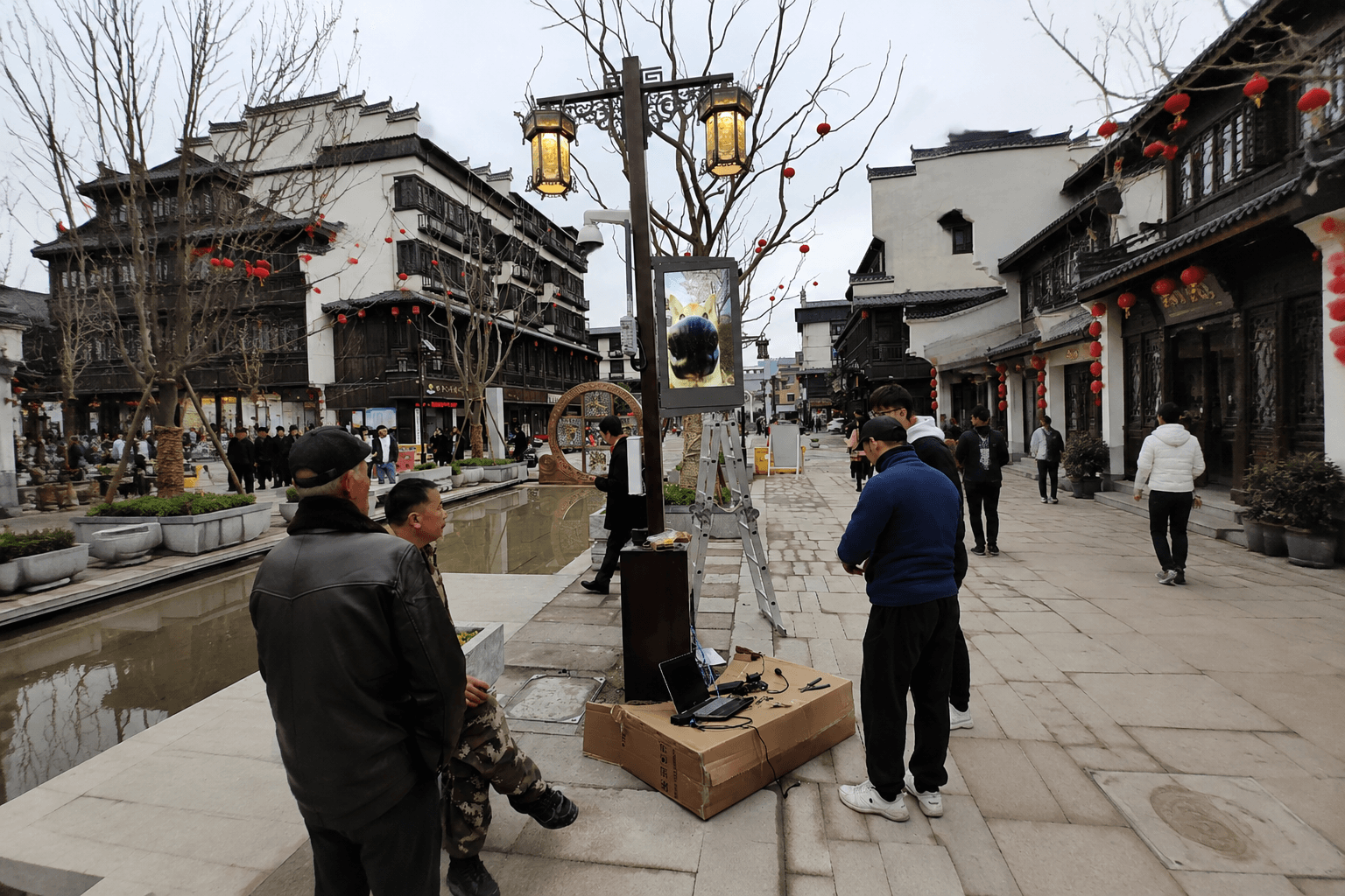 Smart pole installation and debugging in a pedestrian street